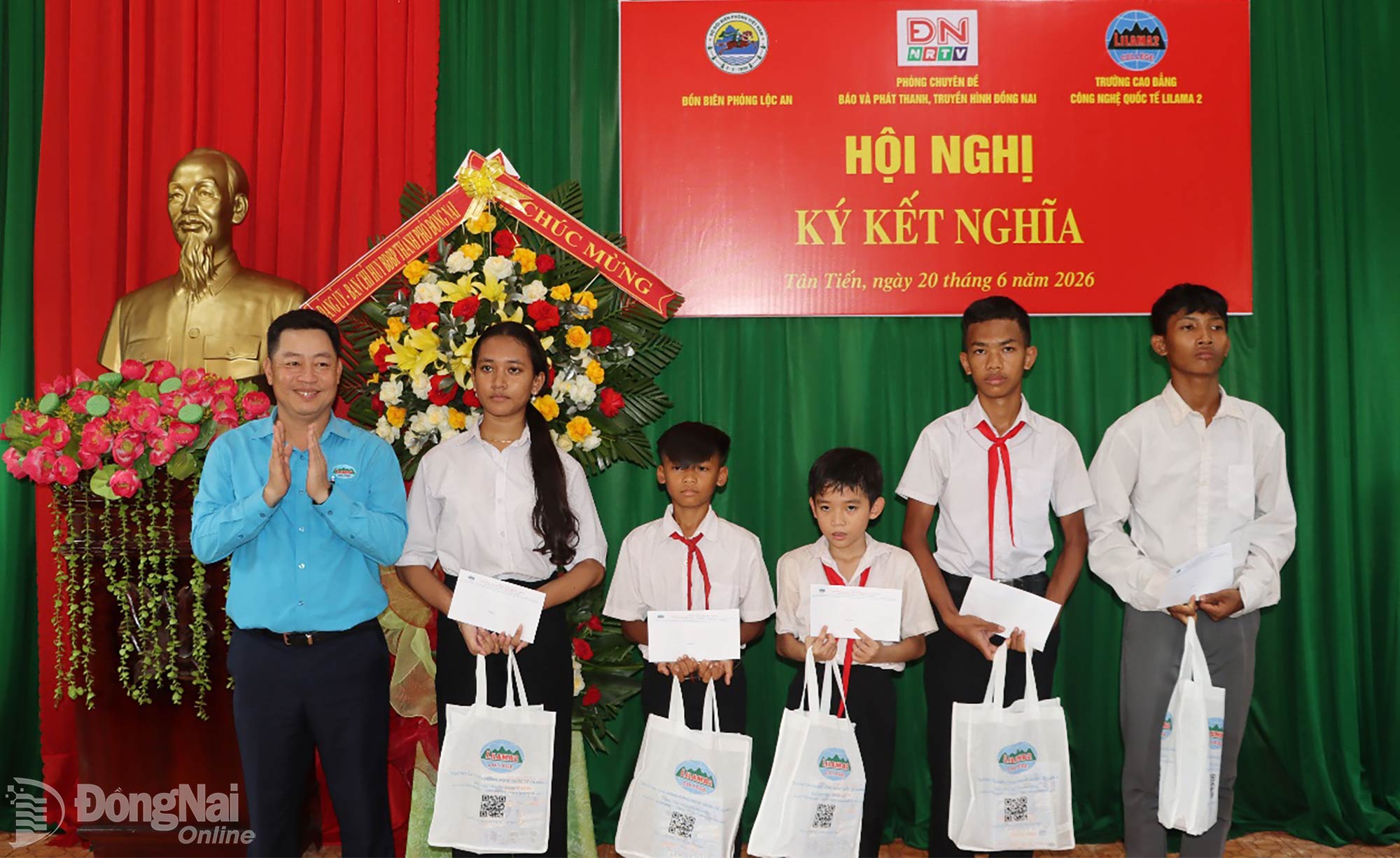Trường cao đẳng Công nghệ quốc tế Lilama 2 tặng quà cho các học sinh thuộc chương trình “Nâng bước em tới trường”. Ảnh: Vũ Thuyên