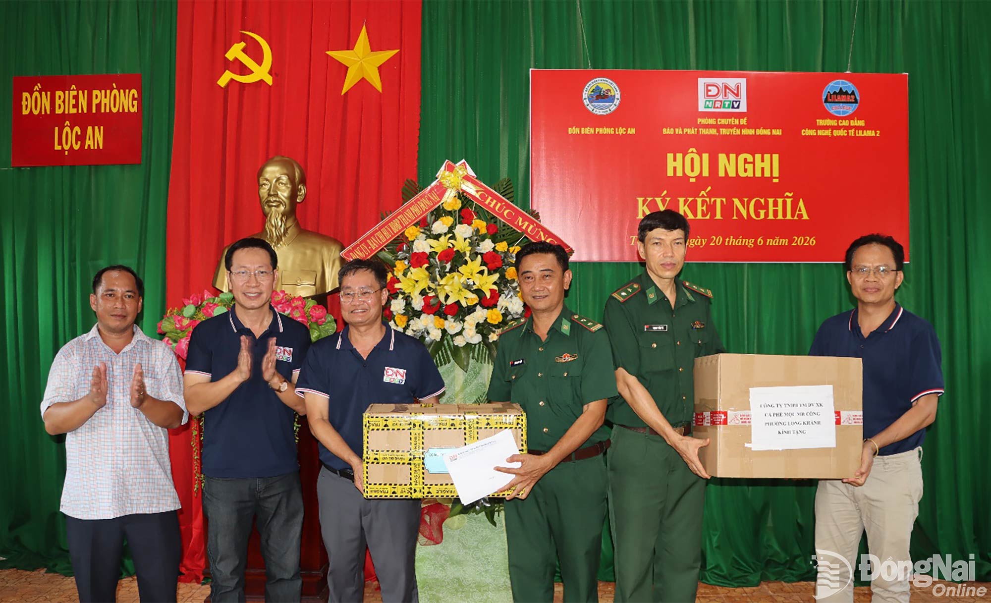 Phòng Chuyên đề tặng quà hỗ trợ Đồn biên phòng Lộc An. Ảnh: Vũ Thuyên
