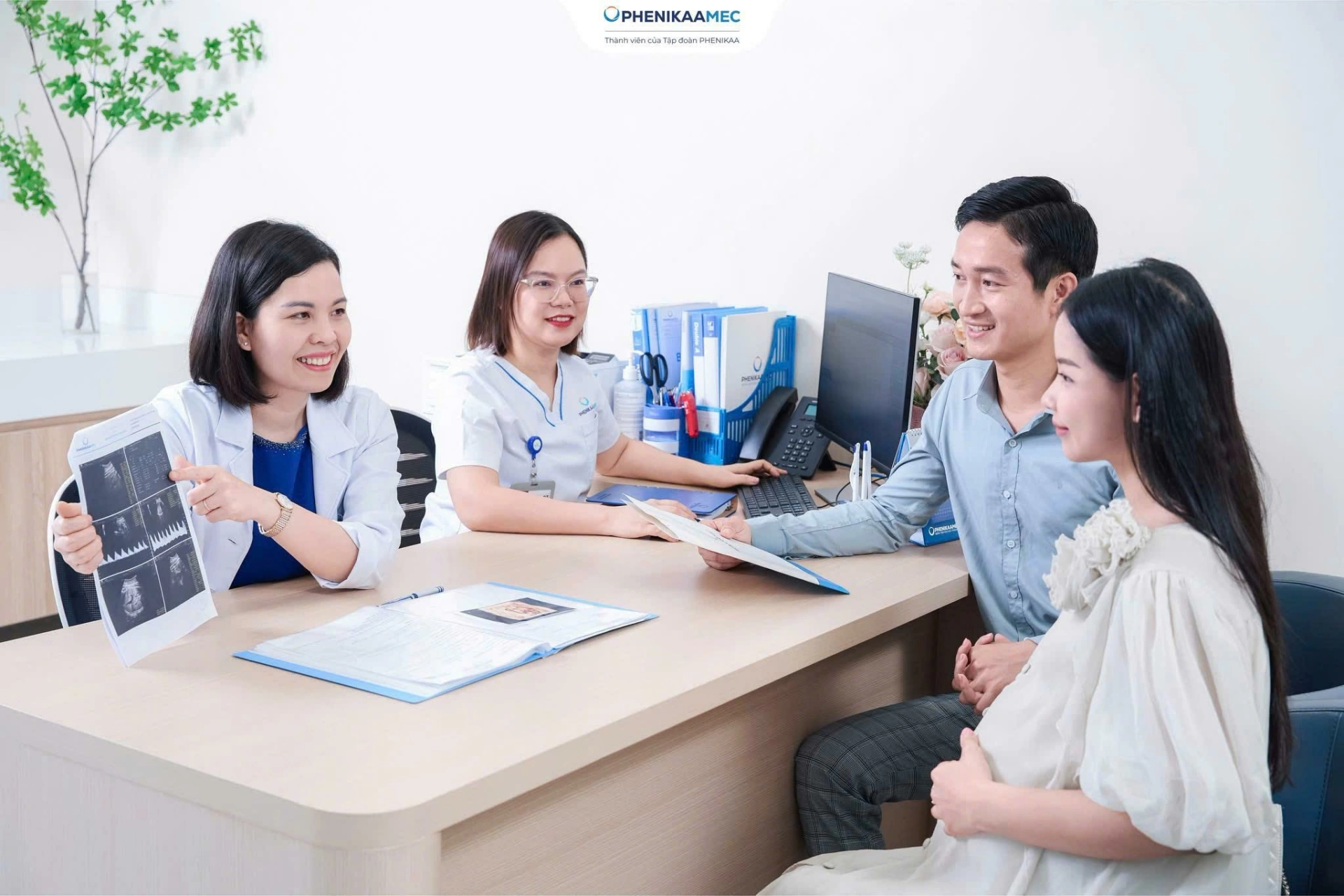 TS. BS Nguyễn Thị Sim - Giám đốc Trung tâm Y học Bào thai PhenikaaMec trực tiếp thăm khám và tư vấn kết quả cho thai phụ.