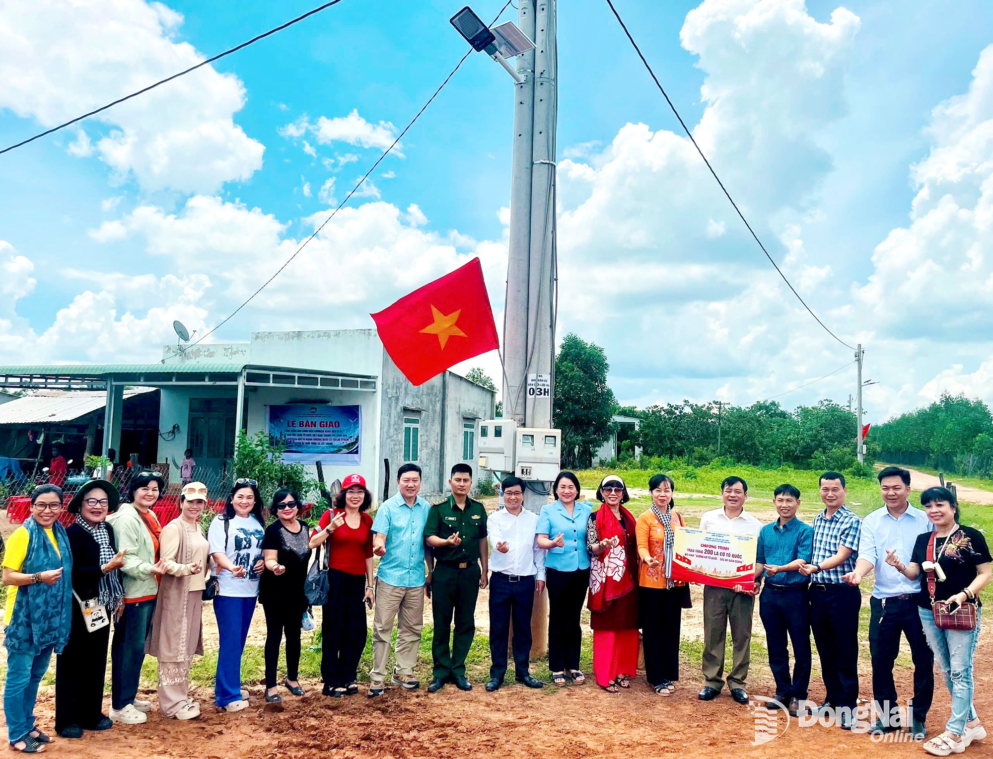 Bàn giao công trình “Ánh sáng biên cương” tại tổ 3, ấp Suối Thôn.
