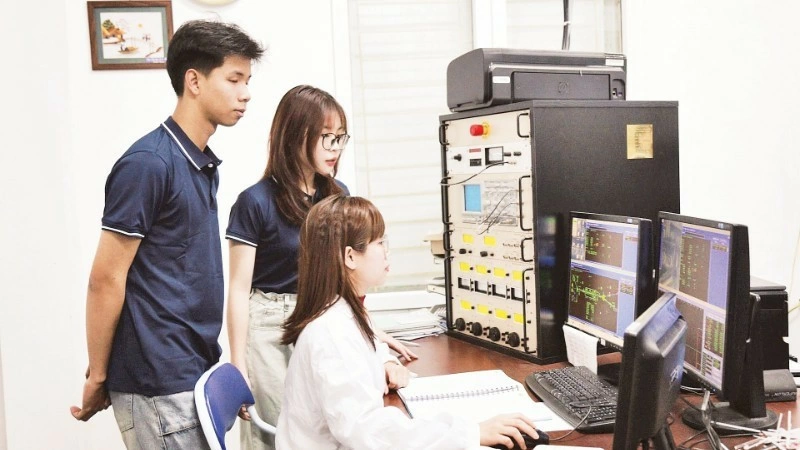 Students join research and experimental activities at the Nano and Energy Centre under the Faculty of Physics at the University of Science, under the Viet Nam National University, Ha Noi. (Photo: DO NGOC)