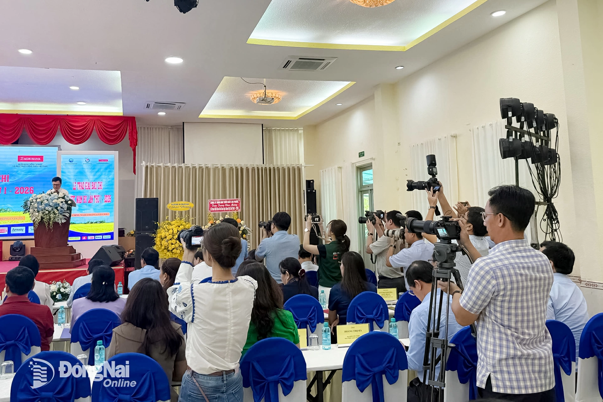Các phóng viên tác nghiệp tại Lễ trao Giải Báo chí khu vực Nam Bộ lần thứ I-2026 vào đầu tháng 6-2026. Ảnh: Hải Quân

