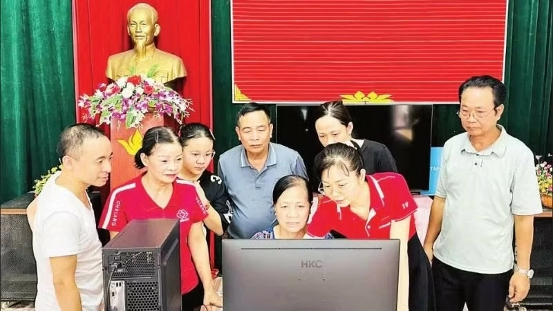 Đào tạo các thủ tục liên thông tại Tổ dân phố số 4, phường Trung Sơn, tỉnh Ninh Bình. (Ảnh: THÁI HÒA)
