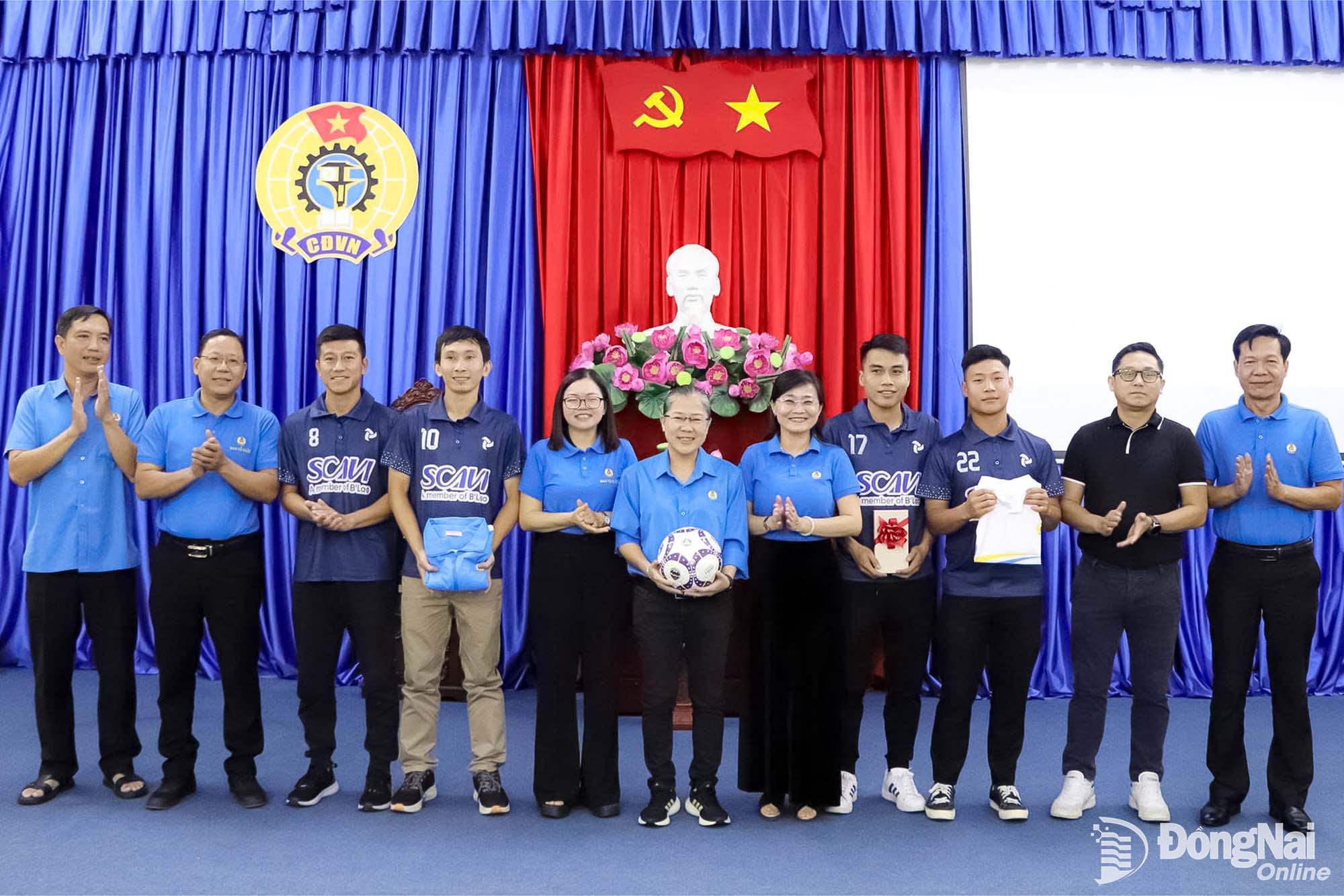 Lãnh đạo Liên đoàn Lao động tỉnh gặp gỡ, tặng quà cho các đội bóng trước khi tham gia giải. Ảnh: CĐCC
