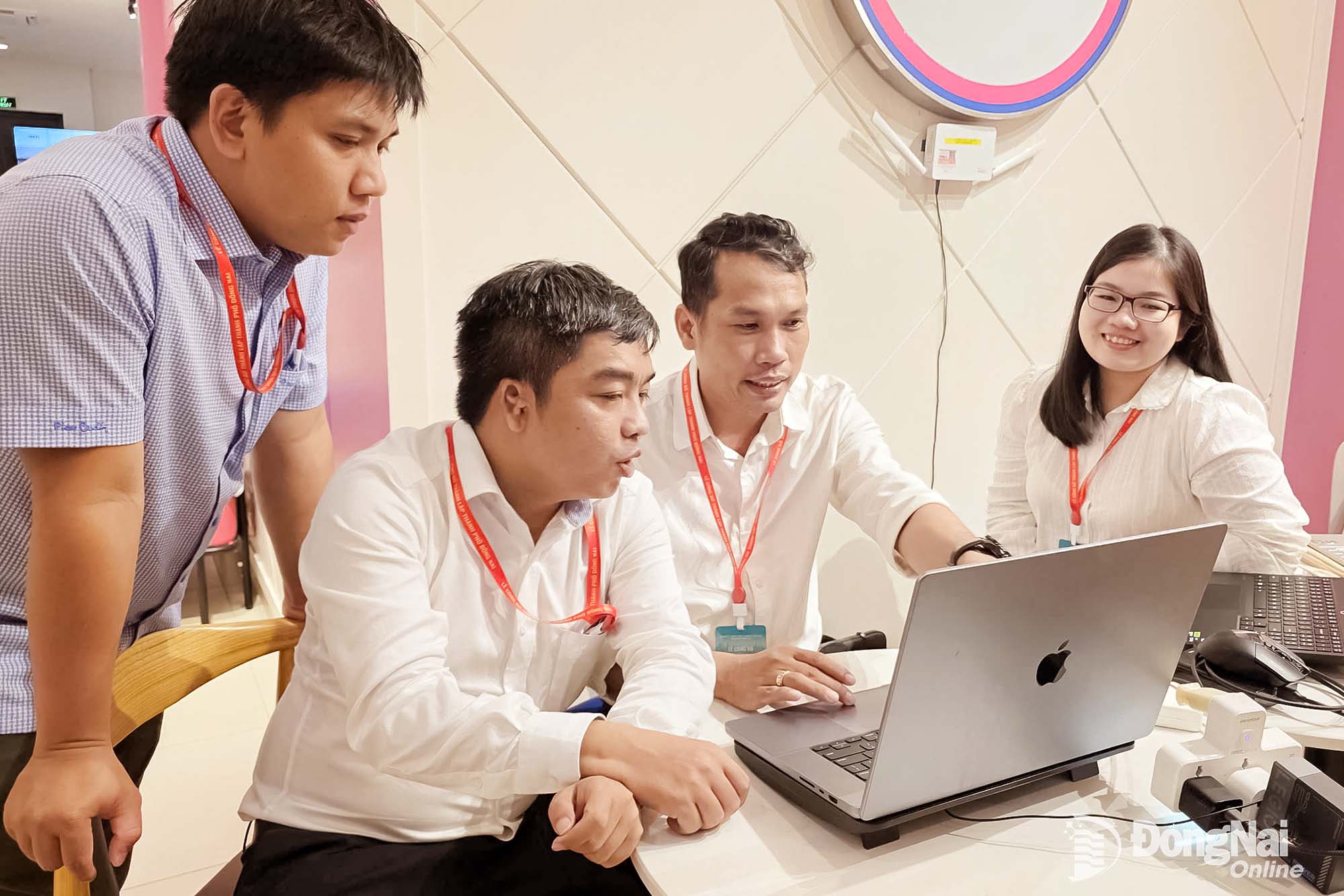 Nhà báo Phước Tuấn (thứ 2 từ trái qua) cùng các biên tập viên Báo và Phát thanh, Truyền hình Đồng Nai, phóng viên thường trú tại Đồng Nai tác nghiệp tại sự kiện Lễ công bố Nghị quyết của Quốc hội về thành lập thành phố Đồng Nai vào ngày 18-5-2026. Ảnh: Phan Dương