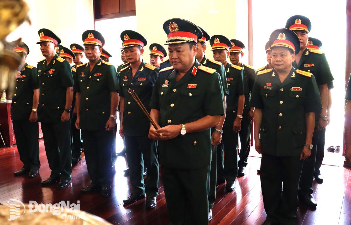 Thiếu tướng Trần Vinh Ngọc báo công với Bác trước Tượng đài của Người. Ảnh: Nguyệt Hà