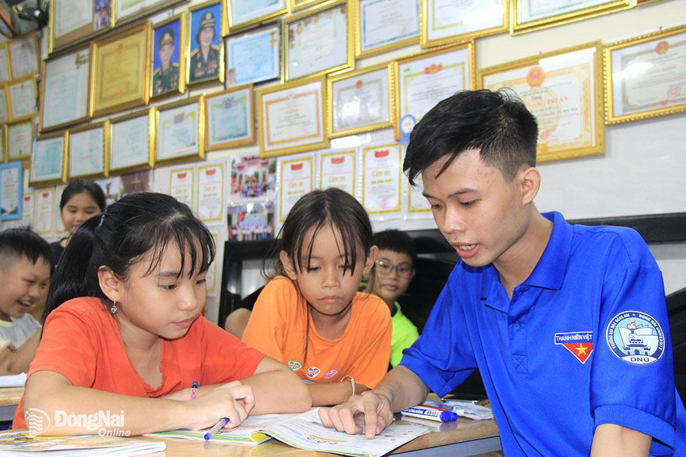 Thanh niên tình nguyện giảng bài cho thiếu nhi tham gia lớp học tại Phật đường Pháp Tuyền (phường Trảng Dài, thành phố Biên Hòa). Ảnh: N.Sơn
