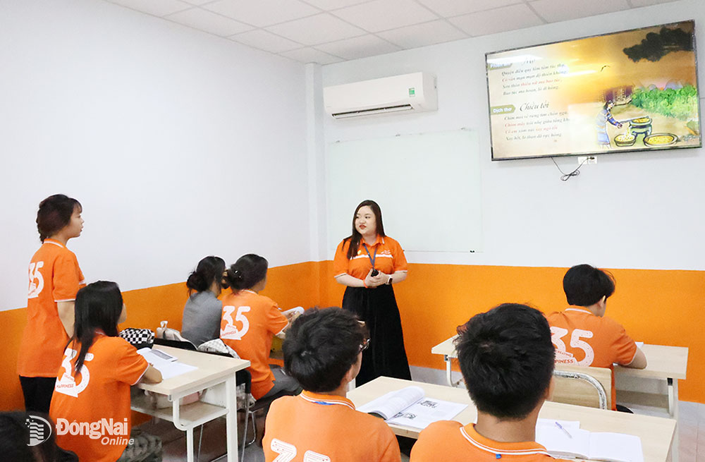 Học sinh Trường cao đẳng FPT Polytechnic Đồng Nai (thành phố Biên Hòa) trong giờ học văn hóa hệ giáo dục thường xuyên. Ảnh: C.Nghĩa