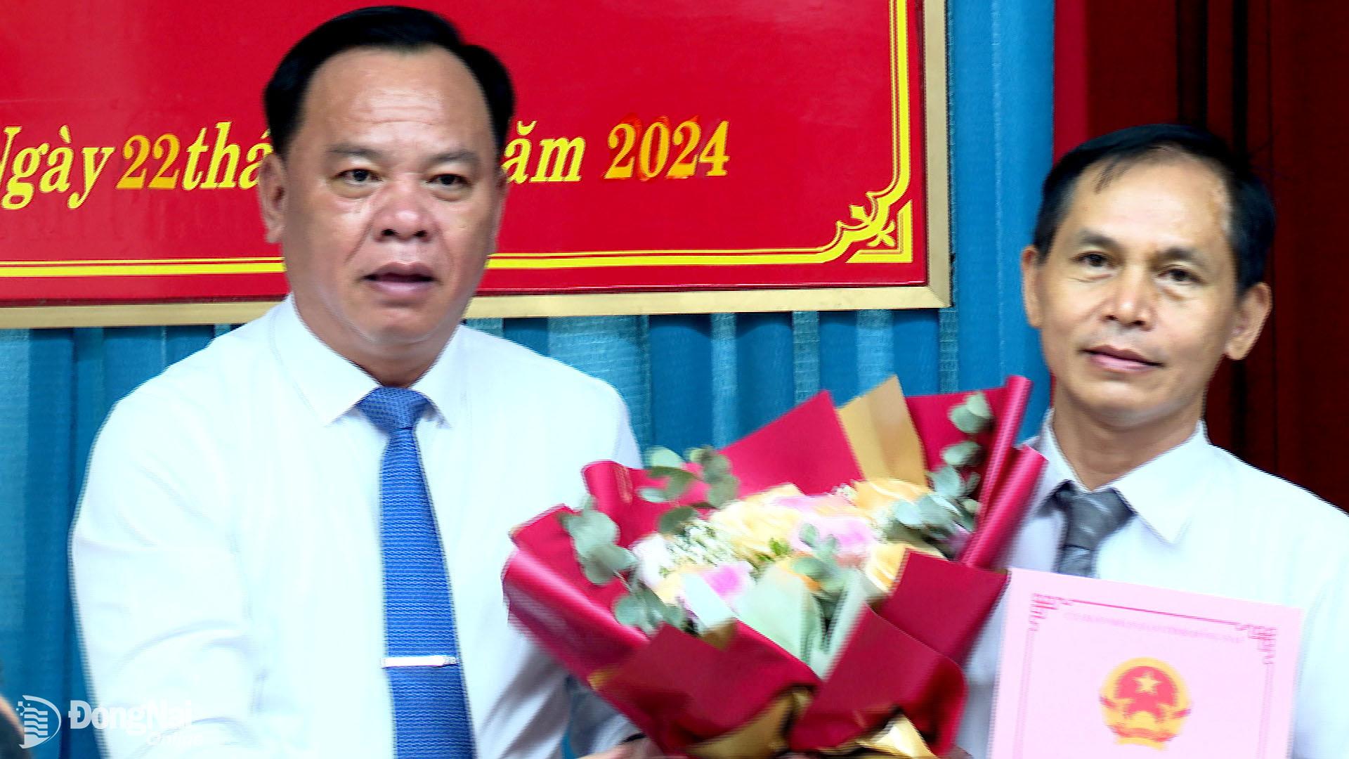 Quyền Chủ tịch UBND tỉnh trao quyết định về công tác cán bộ cho ông Văn Hữu Đồng. Ảnh: H.Thảo