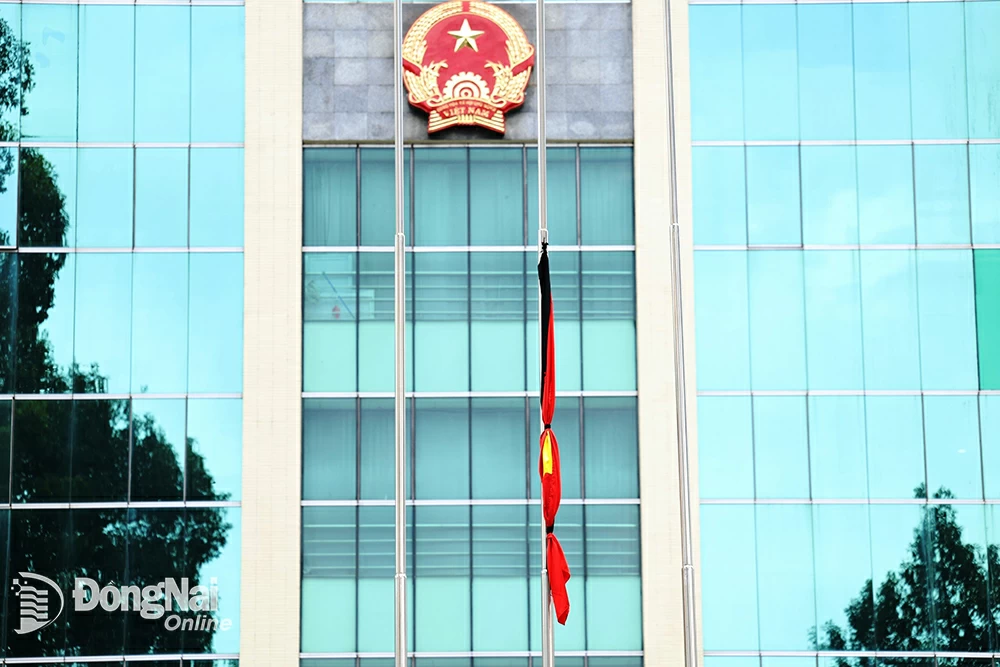 Trụ sở UBND tỉnh treo cờ rũ để tưởng nhớ Tổng Bí thư Nguyễn Phú Trọng. Ảnh Công Nghĩa