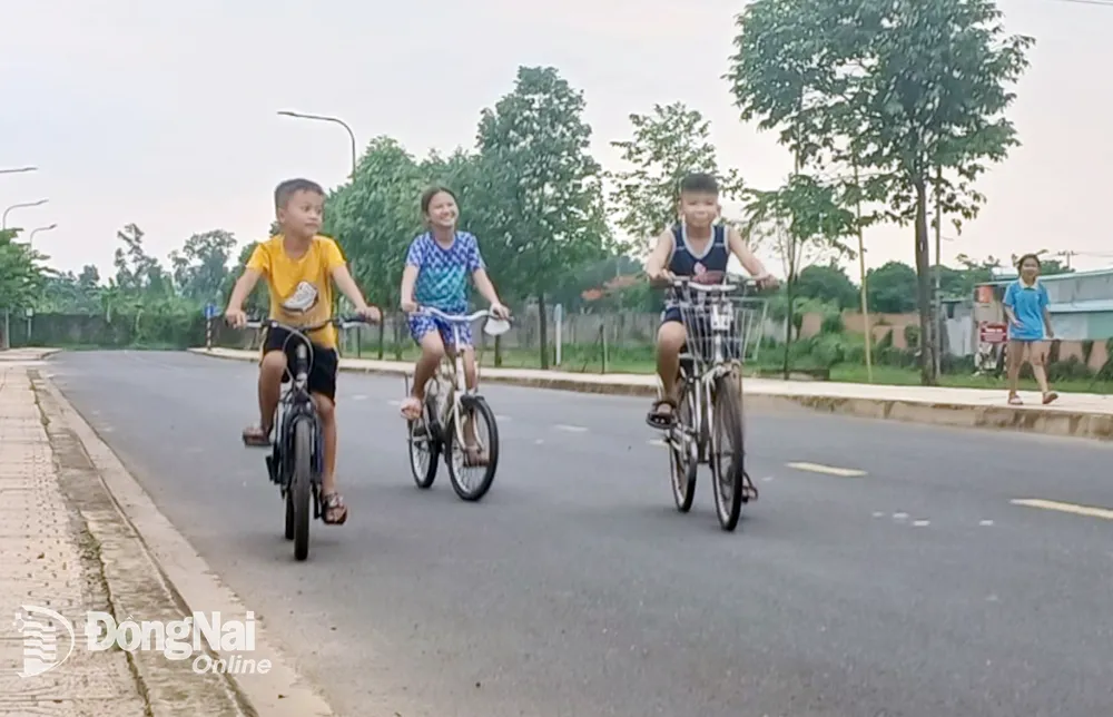 Trẻ em đạp xe vui chơi trên các con đường trong Khu công nghiệp Thạnh Phú.