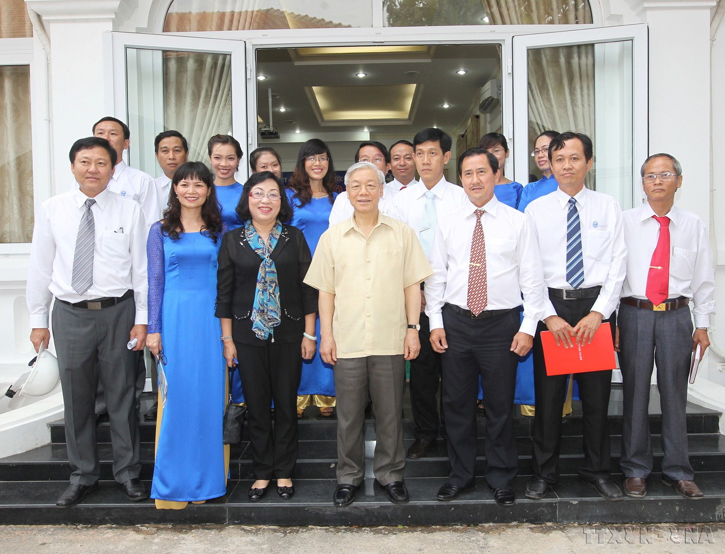 Tổng Bí thư Nguyễn Phú Trọng chụp ảnh chung với cán bộ, công nhân viên Công ty PROCONCO.
