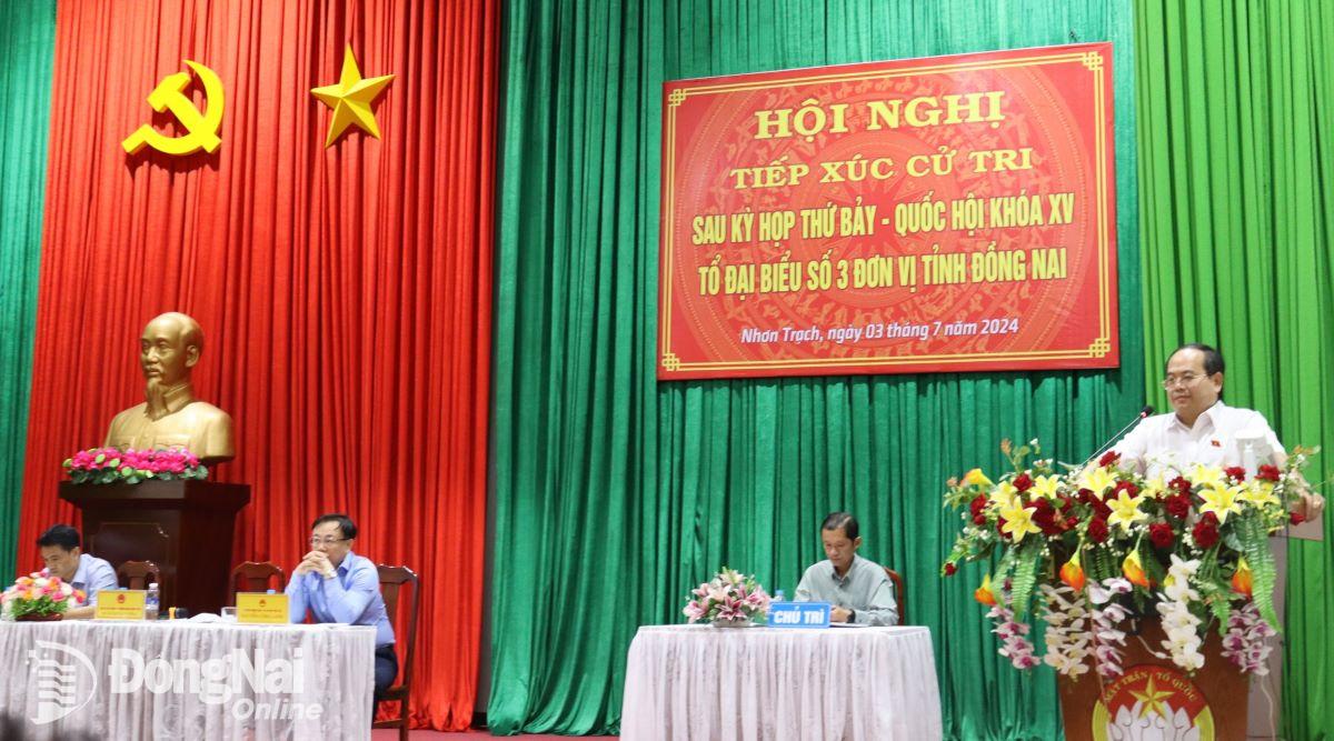 Trưởng đoàn Đại biểu quốc hội tỉnh Quản Minh Cường phát biểu tại buổi tiếp xúc cử tri. Ảnh: Nguyệt Hà
