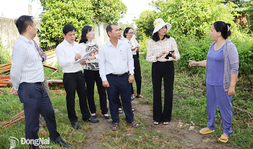 Người dân bị thu hồi đất trong Dự án Đường ven sông Đồng Nai trình bày nguyện vọng với đoàn giám sát của HĐND tỉnh.