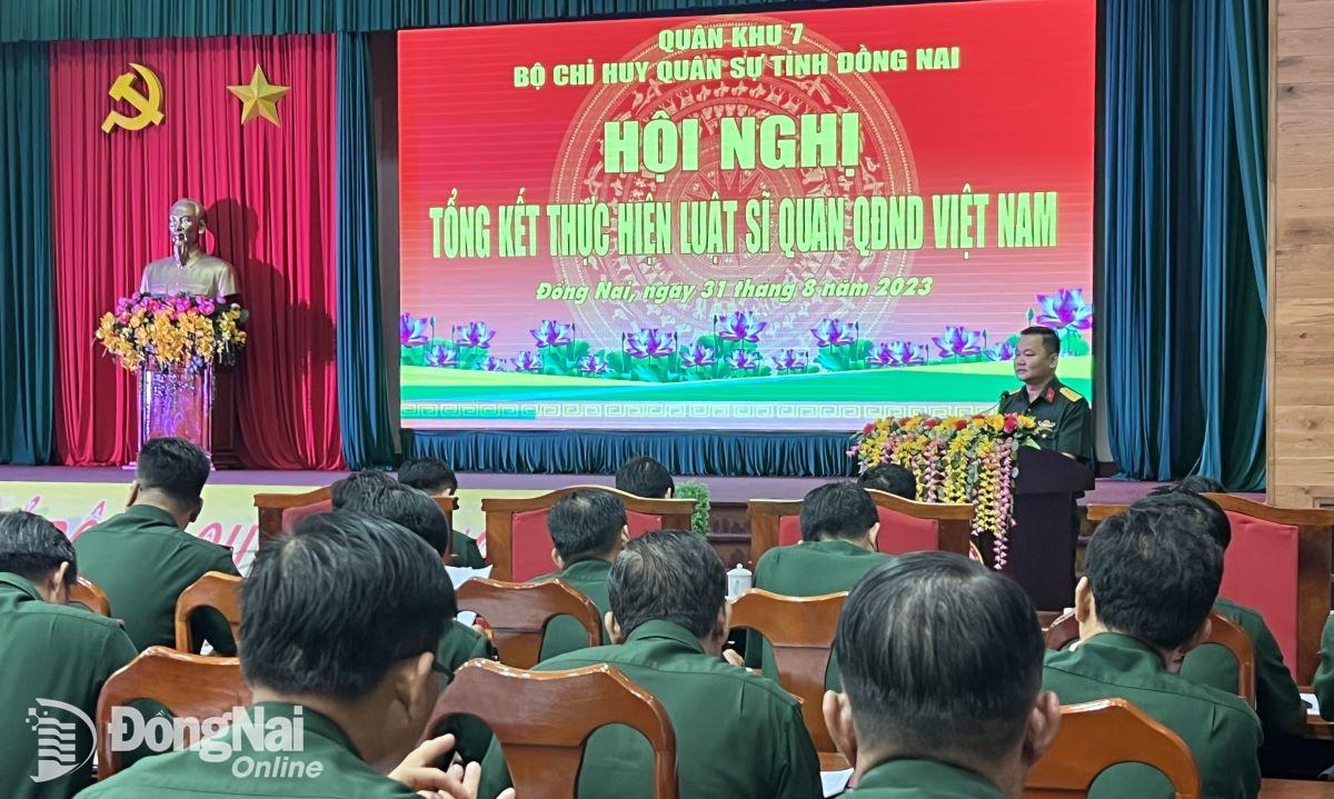 Đại tá Bùi Đăng Ninh, Chính ủy Bộ Chỉ huy quân sự tỉnh chủ trì hội nghị tổng kết Luật Sĩ quan Quân đội nhân dân Việt Nam. Ảnh: Nguyệt Hà