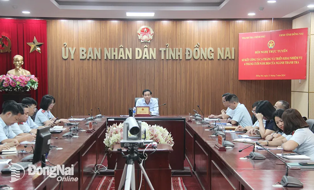 Phó chủ tịch UBND tỉnh Võ Văn Phi chủ trì hội nghị tại điểm cầu Đồng Nai. Ảnh: Trần Danh
