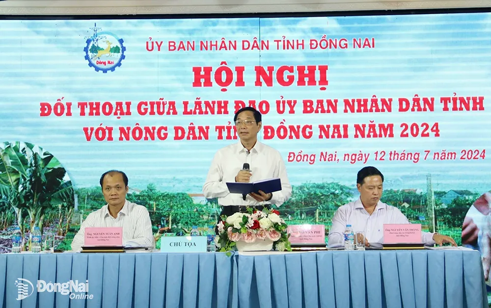 Phó chủ tịch UBND tỉnh Võ Văn Phi chủ trì thảo luận buổi đối thoại. Ảnh: Vương Thế