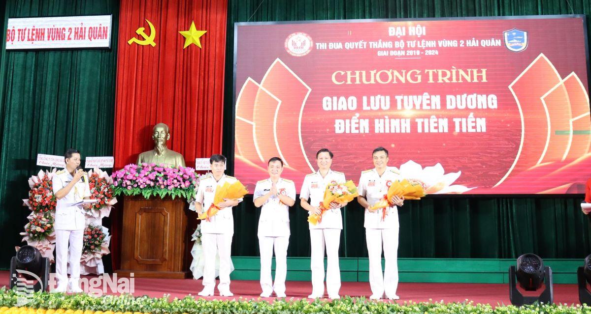 Đại tá Lê Bá Quân tặng hoa các điển hình tiên tiến. Ảnh: Nguyệt Hà