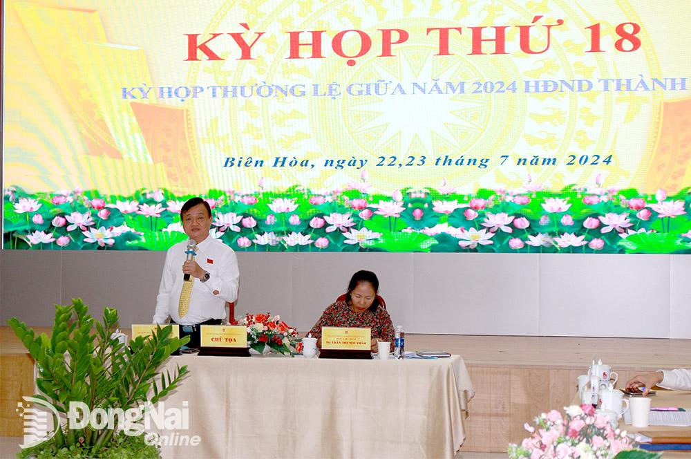 Phó bí thư thường trực Thành ủy, Chủ tịch HĐND thành phố Biên Hòa Huỳnh Tấn Đạt phát biểu tại kỳ họp. Ảnh: H.Thảo