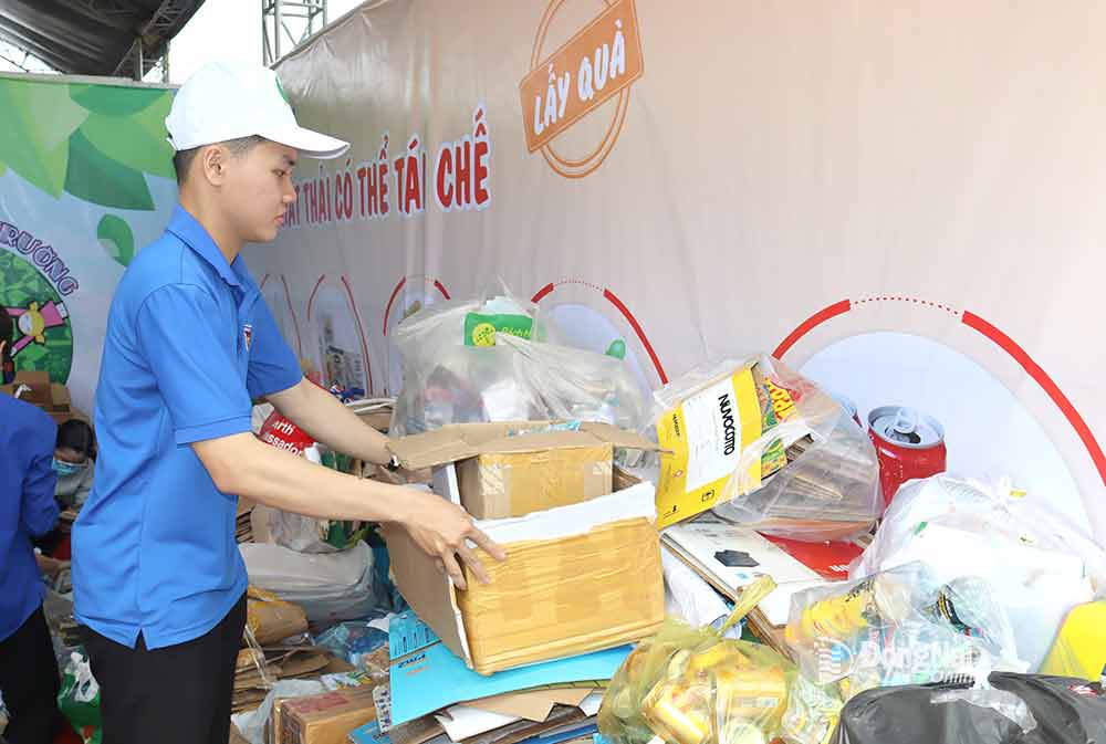 Người dân thành phố Biên Hòa đổi chất thải lấy quà tặng tại Ngày Môi trường thế giới năm 2024 tổ chức
tại công viên Dương Tử Giang. Ảnh: H.Lộc