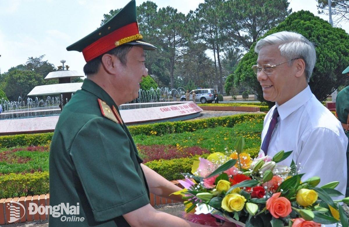 Trung tướng Nguyễn Đức Hải tặng hoa khi Tổng Bí thư đến thăm Quân đoàn 3 tháng 4-2011. Ảnh: NVCC