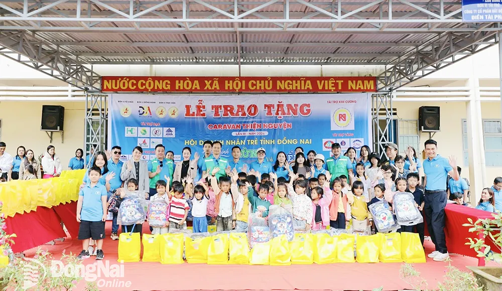 Trao quà cho học sinh có hoàn cảnh khó khăn. Ảnh: Vương Thế