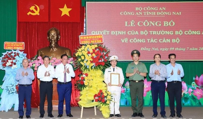 Lãnh đạo tỉnh tặng hoa chúc mừng thượng tá Lê Mạnh Hùng, Phó giám đốc Công an tỉnh. ảnh cổng thông tin Công an tỉnh