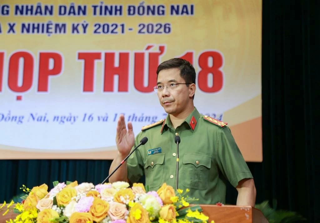 Đại tá Nguyễn Hồng Phong, Giám đốc Công an tỉnh trả lời chất vất tại Kỳ họp thứ 18 HĐND tỉnh khóa X vào sáng 17-7. Ảnh: Cổng thông tin Công an tỉnh