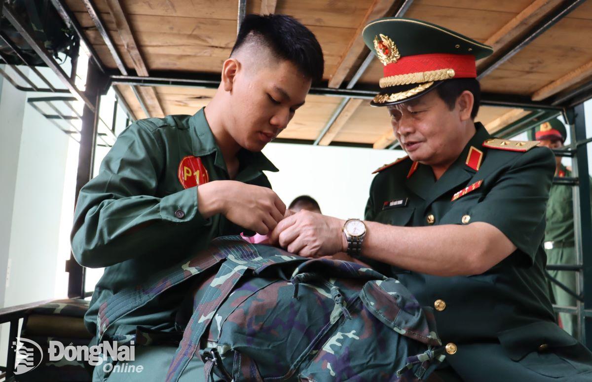 Trung tướng Trần Hoài Trung động viên thanh niên ngày đầu nhập ngũ năm 2023 tại Lữ đoàn Công binh 25, đóng tại tỉnh Đồng Nai. Ảnh: Nguyệt Hà