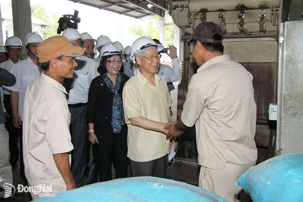Tổng Bí thư Nguyễn Phú Trọng thăm Tổng công ty Công nghiệp thực phẩm Đồng Nai (Dofico). Ảnh: Công Nghĩa