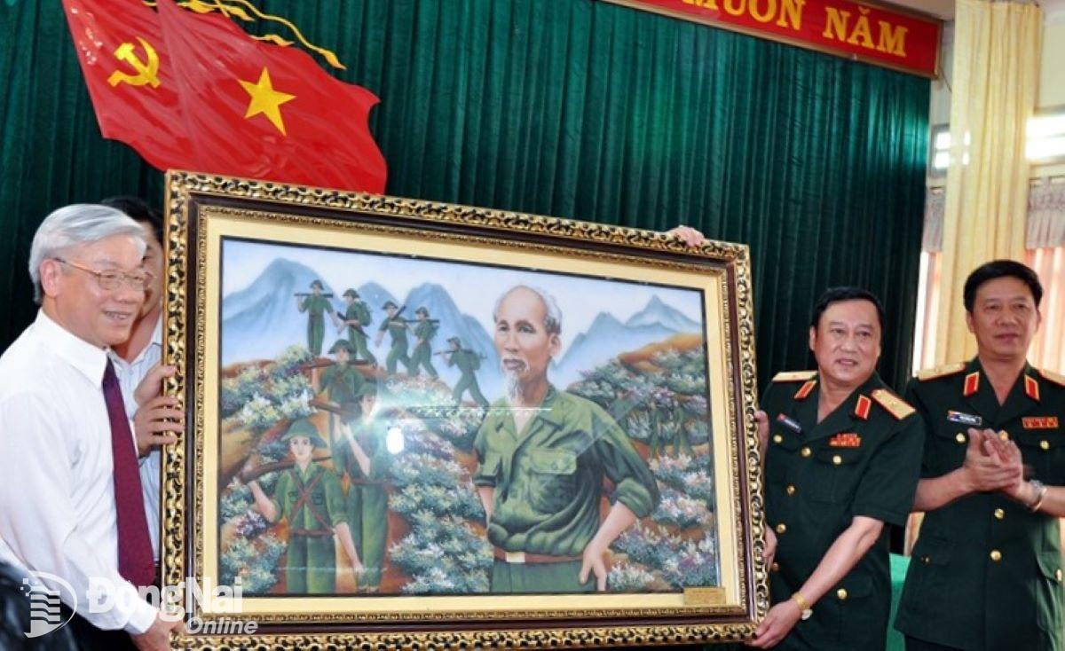 Tổng Bí thư Nguyễn Phú Trọng tặng bức tranh “Bác đang cùng chúng cháu hành quân” cho Thủ trưởng Quân đoàn 3, tháng 4-2011. Ảnh: NVCC