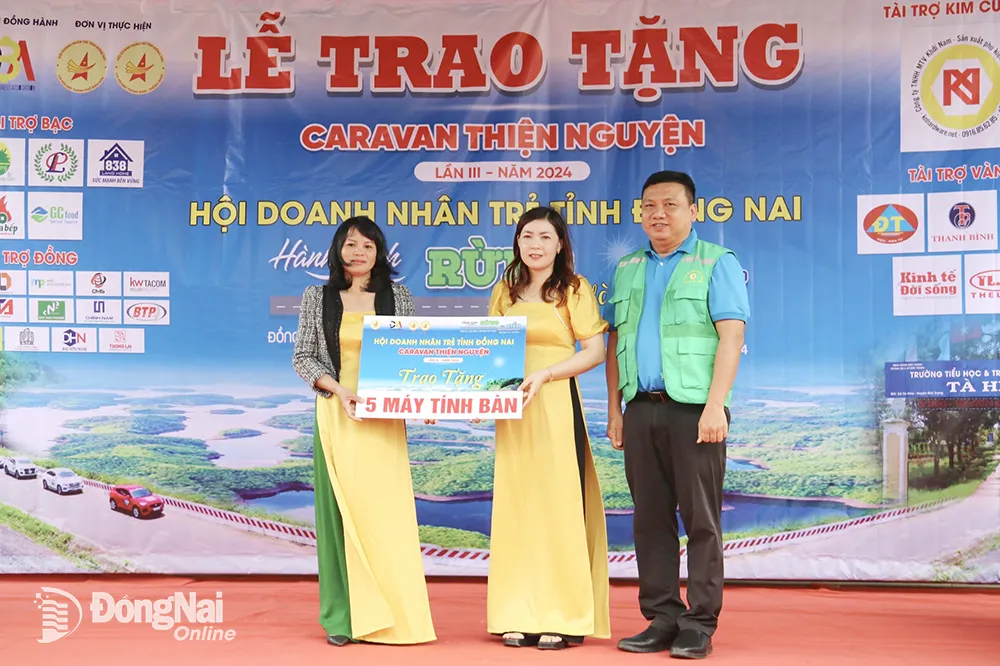 Trao tặng máy vi tính cho thư viện. Ảnh: Vương Thế