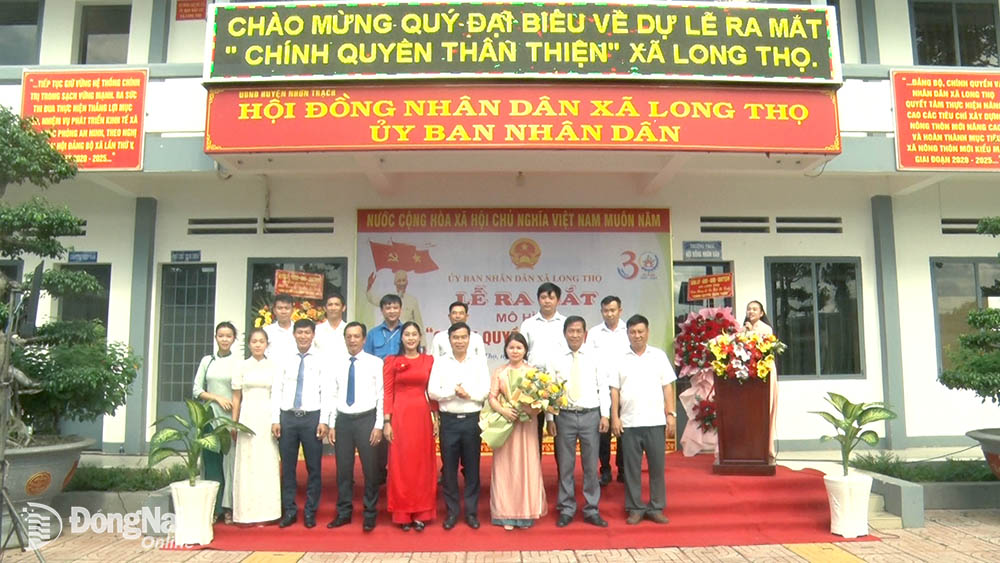 Quyền Chủ tịch UBND huyện Nhơn Trạch Nguyễn Thế Phong tặng hoa chúc mừng Ban Chỉ đạo thực hiện mô hình “Chính quyền thân thiện” xã Long Thọ.