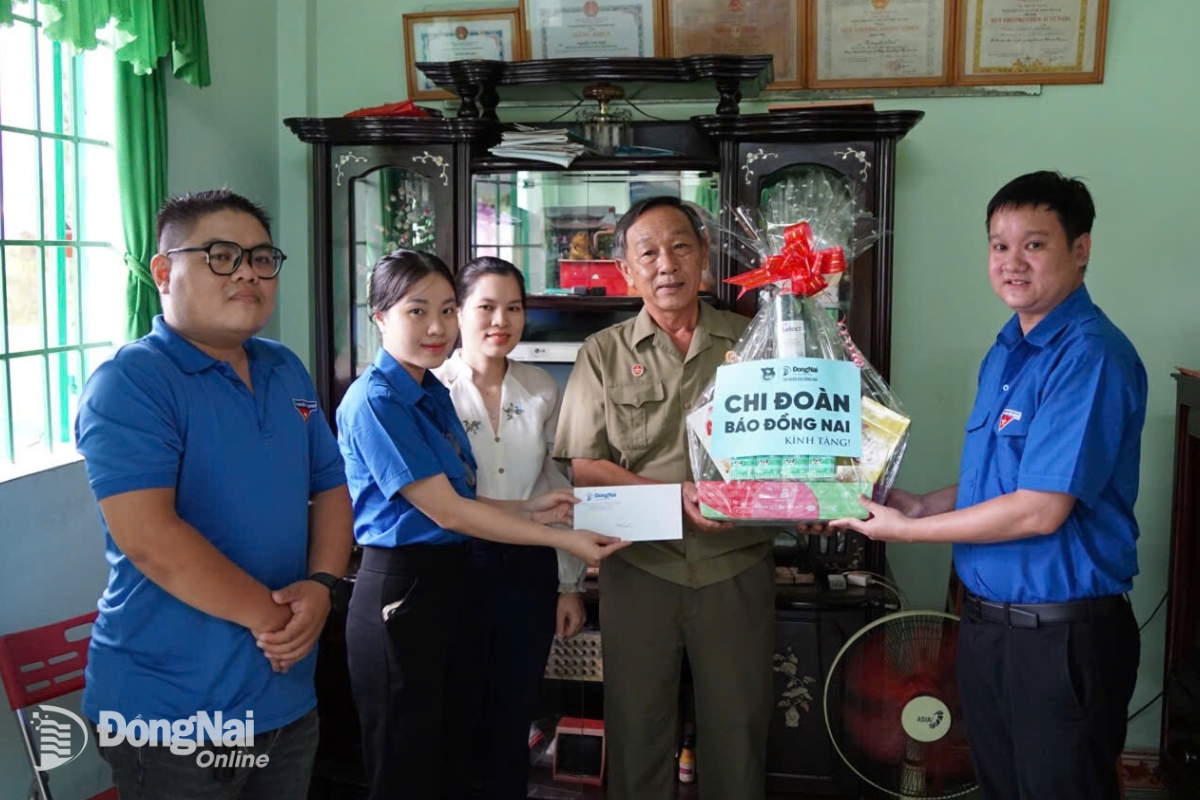Chi đoàn Báo Đồng Nai thăm, tặng quà cho cựu chiến binh Nguyễn Văn Sinh. Ảnh: Lê Duy