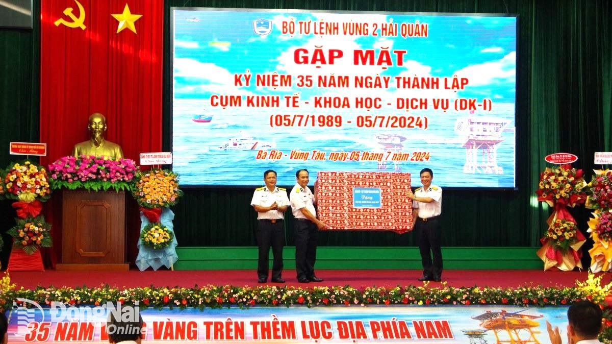 Đại tá Lê Bá Quân (bìa phải), Tư lệnh Vùng 2 Hải quân tặng quà chúc mừng Tiểu đoàn DKI. Ảnh: ĐVCC