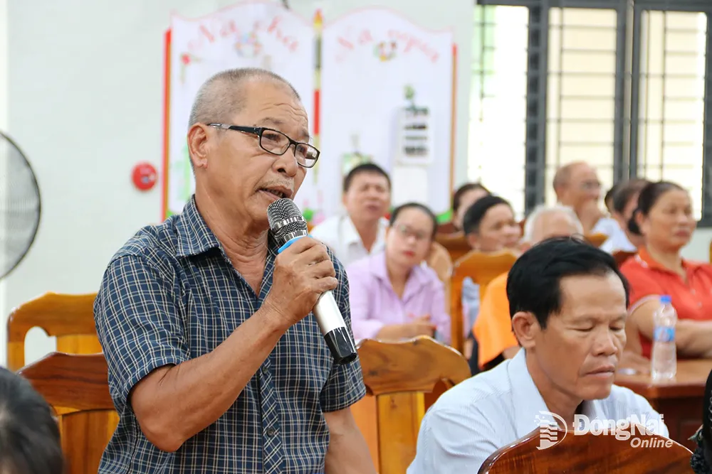 Cử tri xã Trà Cổ, huyện Tân Phú trình bày kiến nghị tại buổi tiếp xúc. Ảnh: Vương Thế