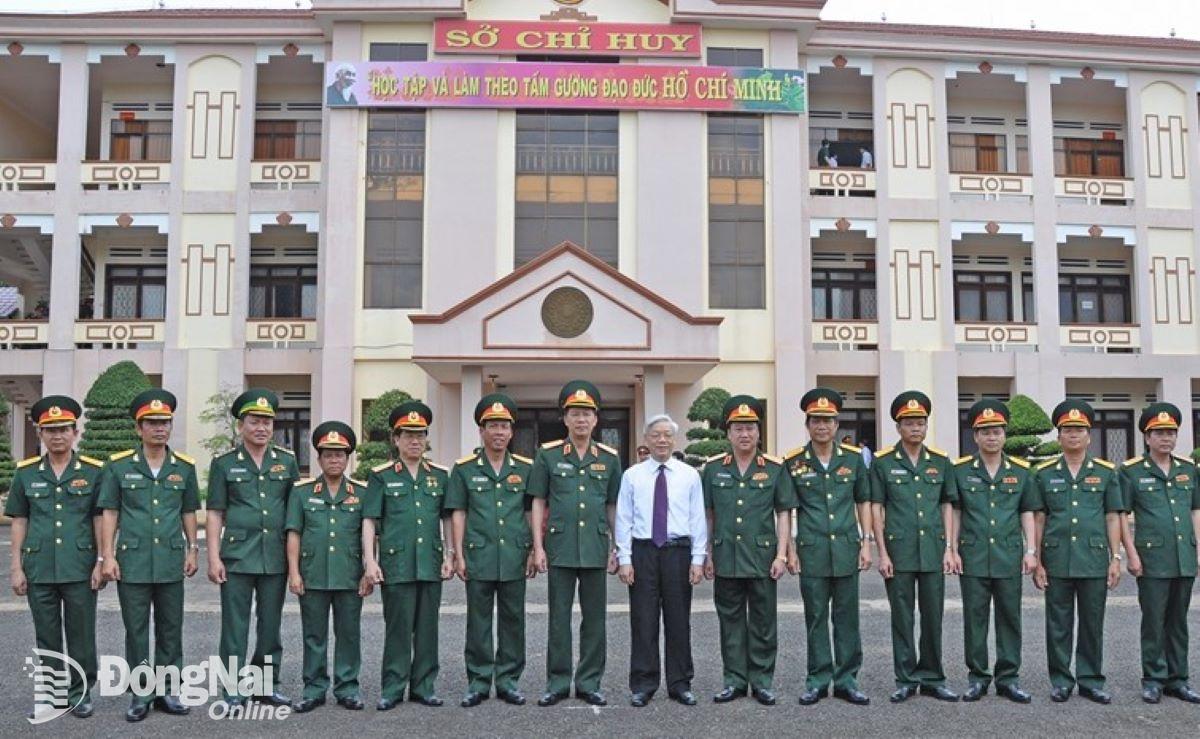 Trung tướng Nguyễn Đức Hải (thứ 6 từ phải vào) trong lần đón Tổng Bí thư tại Quân đoàn 3, tháng 4-2011. Ảnh: NVCC