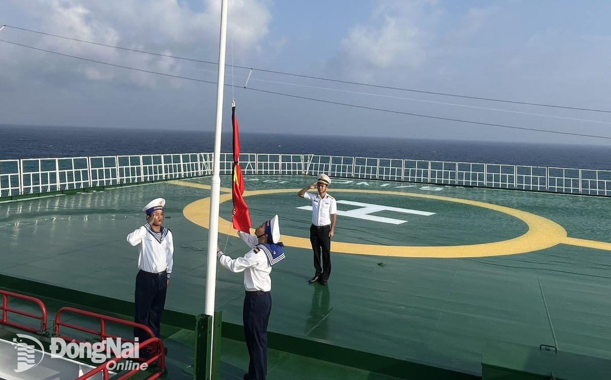 Cán bộ chiến sĩ Nhà giàn DKI/9, Tiểu đoàn DKI, Vùng 2 Hải quân treo cờ rủ trong sáng ngày lễ Quốc tang. Ảnh: ĐVCC