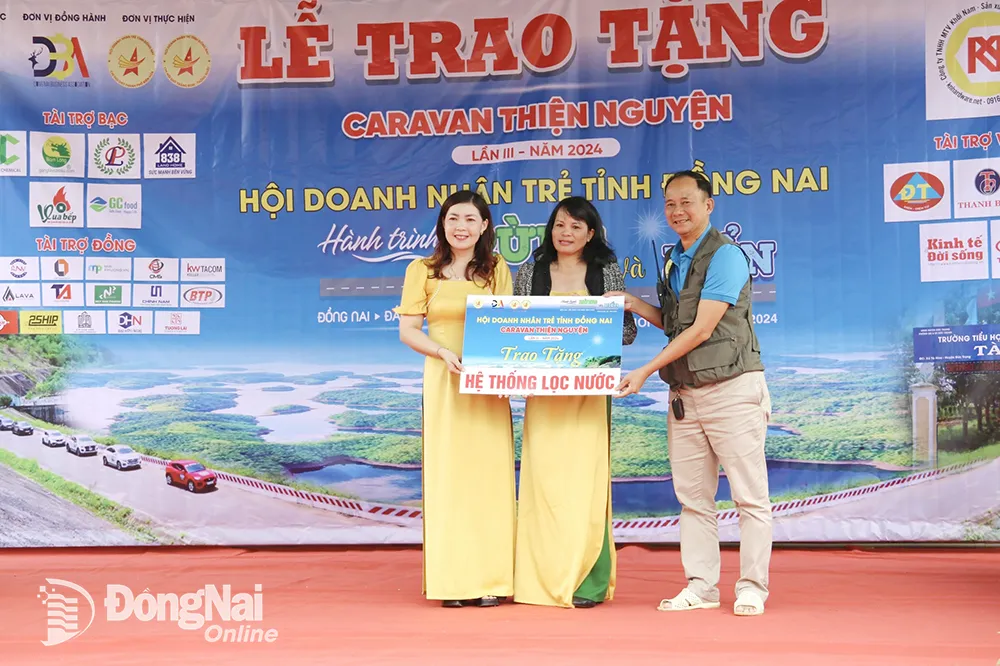 Trao tặng hệ thống lọc nước cho nhà trường. Ảnh: Vương Thế