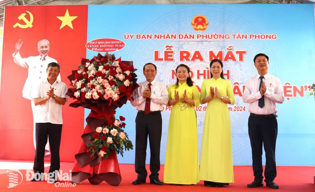 Phó bí thư thường trực Tỉnh ủy Hồ Thanh Sơn tặng hoa chúc mừng phường Tân Phong trong lễ ra mắt. Ảnh: Nguyệt Hà