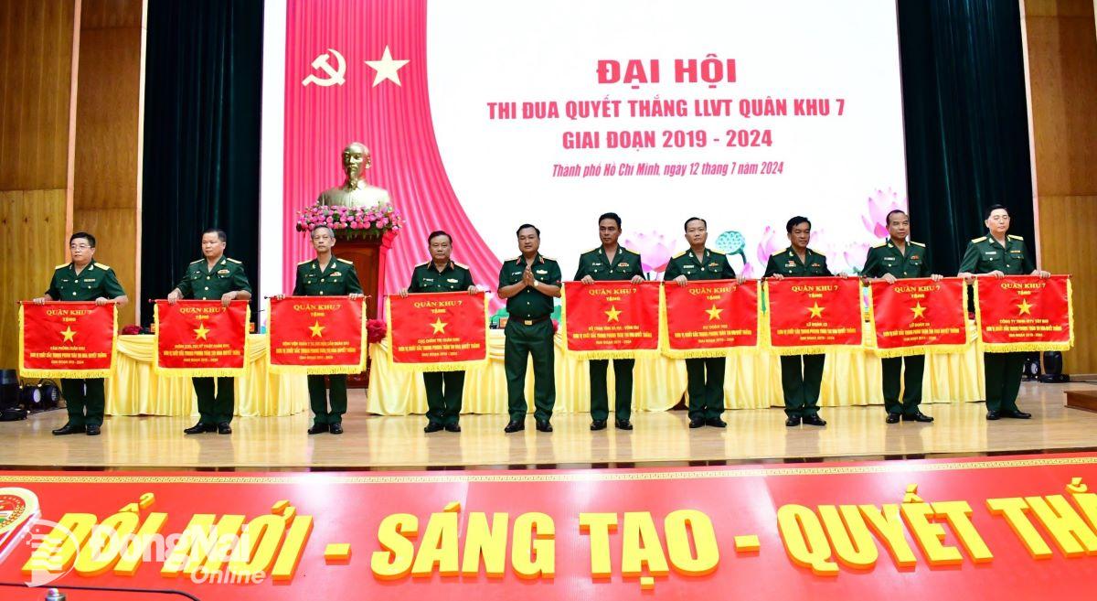 Thiếu tướng Trần Vinh Ngọc luyện tập nội dung trao thưởng. Ảnh: Nguyệt Hà