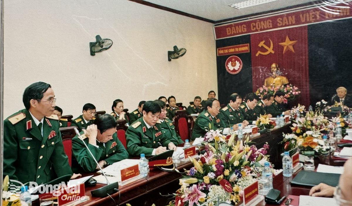 Trung tướng Nguyễn Thanh Tuấn (người đứng) phát biểu trong lần Tổng Bí thư gặp mặt cán bộ Quân đội trong nhiệm kỳ 2011-2016. Ảnh: NVCC