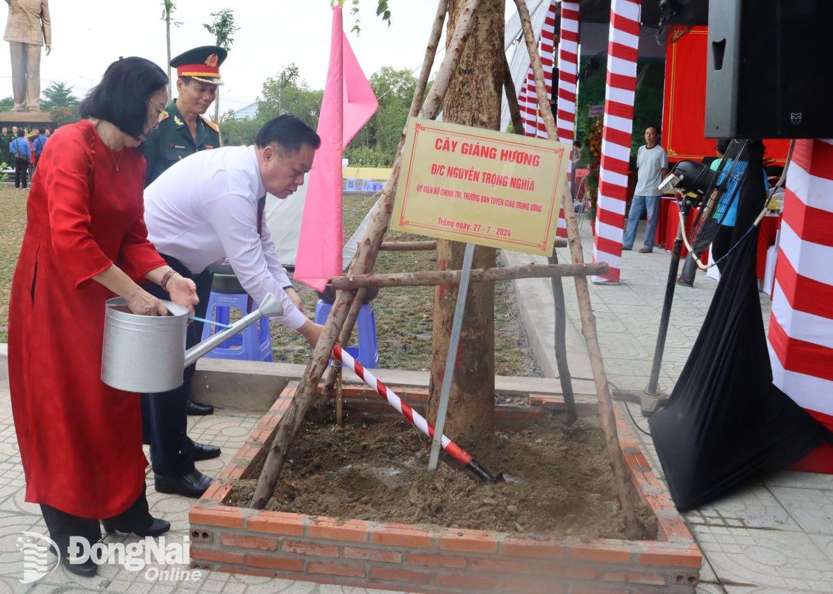 Đồng chí Nguyễn Trọng Nghĩa trồng cây lưu niệm tại đền thờ. Ảnh: Nguyệt Hà