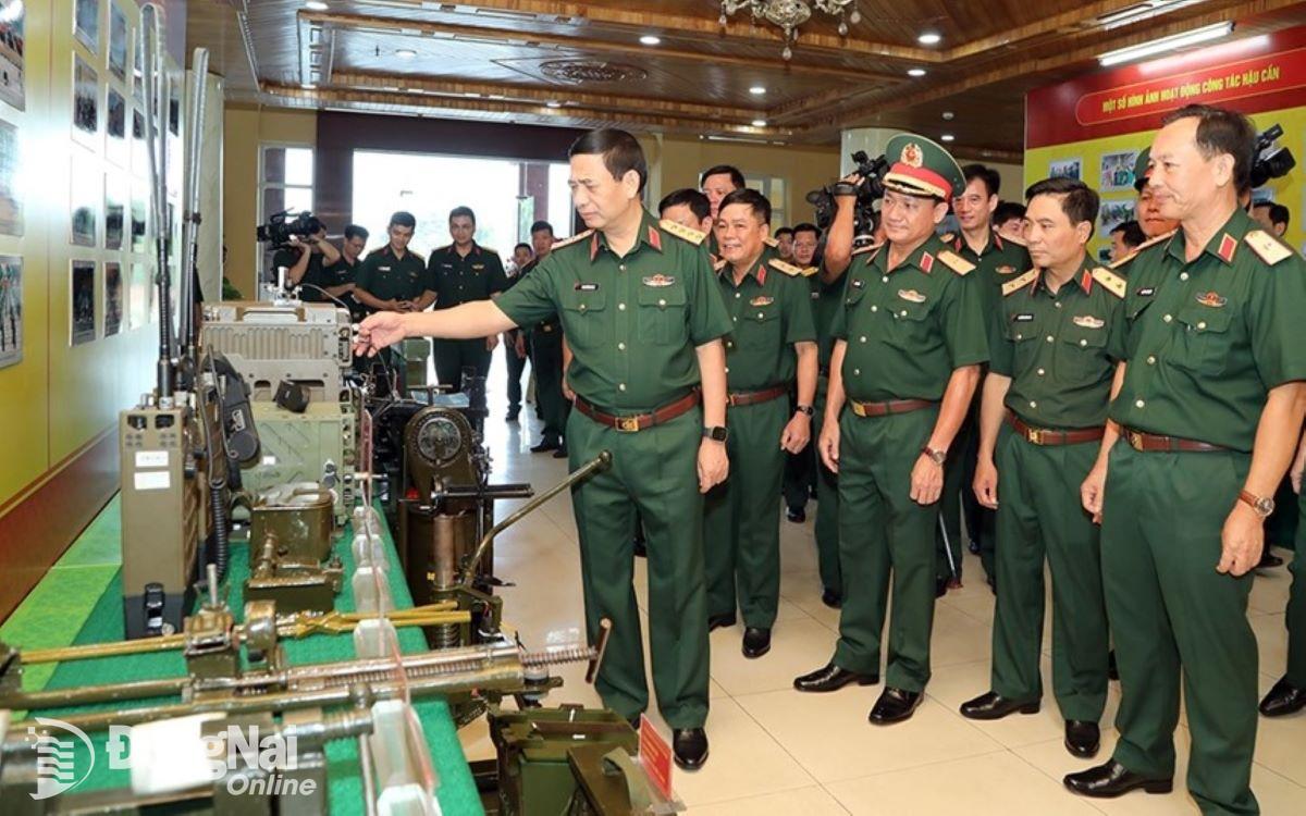 Đại tướng Phan Văn Giang thăm quan các mô hình sáng kiến trong huấn luyện mọi mặt tại Quân đoàn 4. Ảnh: Minh Nguyễn