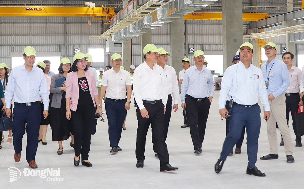 Lãnh đạo tỉnh thăm khu vực nhà xưởng của Công ty TNHH Manufacturing Việt Nam tại KCN Long Đức. Ảnh: Ngọc Liên