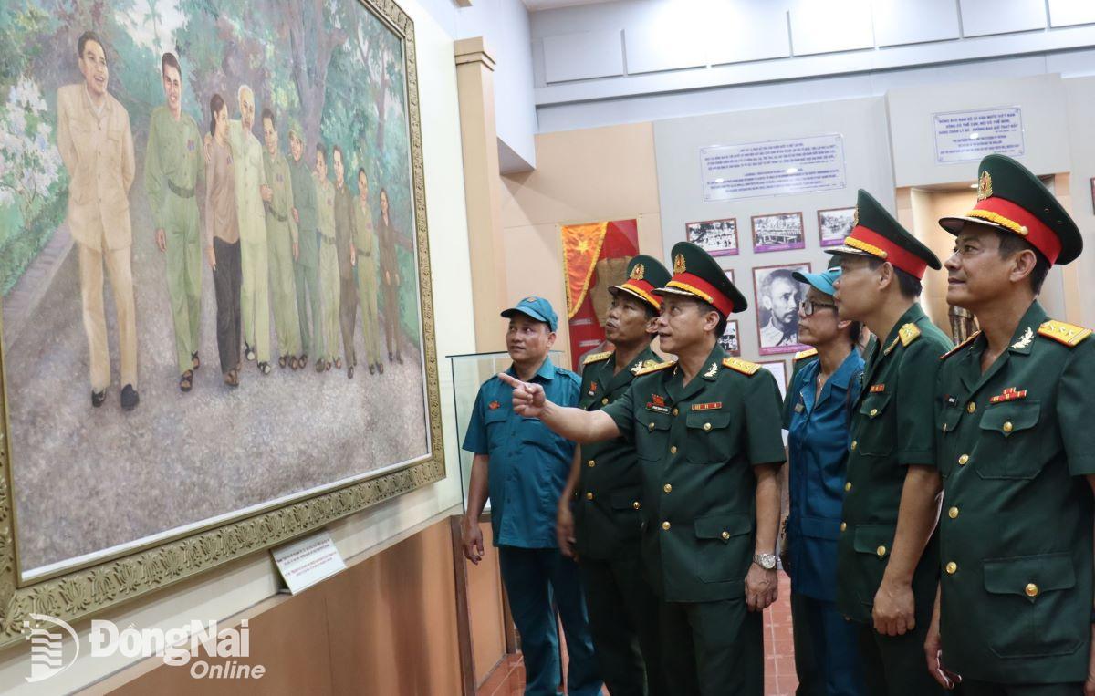 Đại biểu và điển hình tiên tiến thăm qua Bảo tàng Hồ Chí Minh chi nhánh phía Nam. Ảnh: Nguyệt Hà