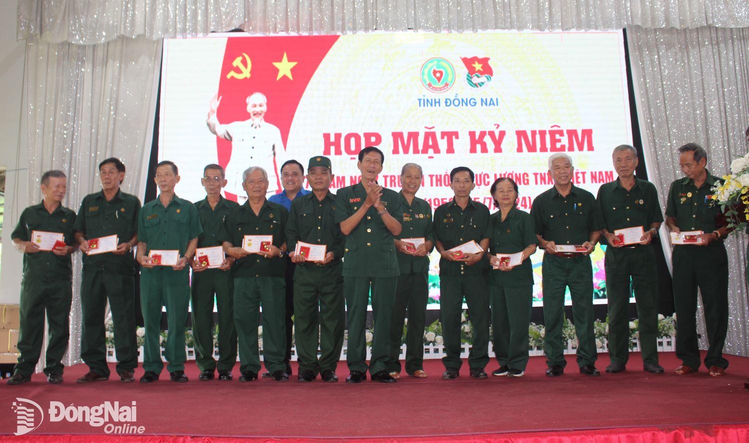 Ban tổ chức trao kỷ niệm chương cho hội viên Hội cựu Thanh niên xung phong tỉnh. Ảnh: My Ny