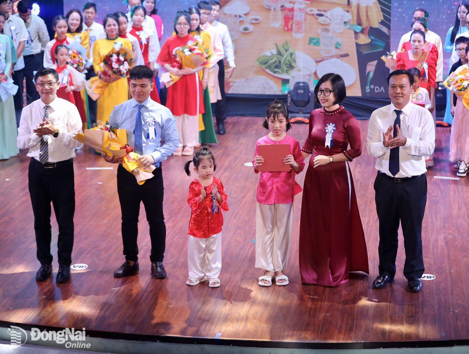 Ban tổ chức trao hoa cho một gia đình văn hóa tiêu biểu của Đồng Nai. Ảnh: CTV