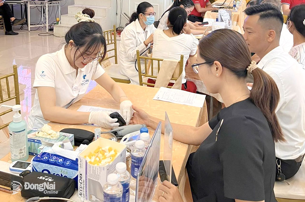 
Bệnh viện Hoàn Mỹ Đồng Nai tổ chức test đường huyết miễn phí cho người dân. Ảnh: N.Minh
