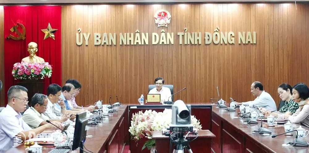 Phó chủ tịch UBND tỉnh Nguyễn Sơn Hùng cùng các sở, ngành dự hội nghị trực tuyến tại điểm cầu Đồng Nai. Ảnh: N.Hòa